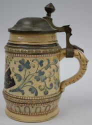 Antiker Bierkrug mit Daumendrücker "Ein Glas beim Freund ist gut ...