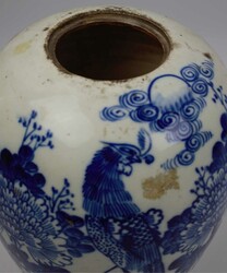 Antike Keramikdeckelvase, Deckel fehlt. Im chinesischen Stil. Chips ...