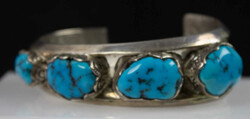 Massiver Armreif, Sterling gepunzt, mit Türkissen besetzt. ...