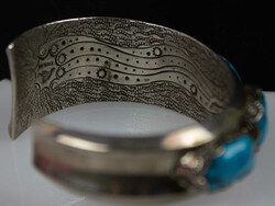 Massiver Armreif, Sterling gepunzt, mit Türkissen besetzt. ...