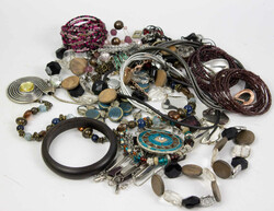 550.70: Jewelry, Lots