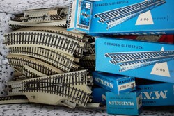 Größeres Lot Metallschienen Märklin sowie 1 Trafo, teilweise sehr ...