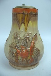 Majolika Fayence Krug mit Pfau Relief und Zinndeckel. Am Stand ...