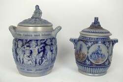 2 traditionelle Steingut - Rümpfe, auch bekannt als Gärtöpfe. Blau ...