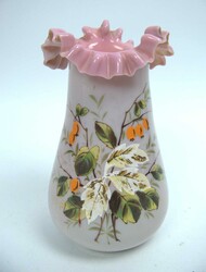 antike, handbemalte Opalglas Vase mit Rüschenrand und einem Dekor ...