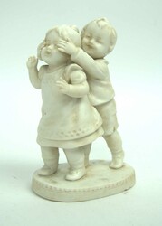 Goebel Porzellanfigur "zwei Kinder beim Spielen" am Stand gemarkt. ...