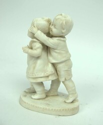 Goebel Porzellanfigur "zwei Kinder beim Spielen" am Stand gemarkt. ...