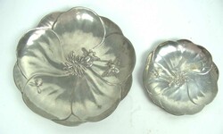 2 Jugendstil Schalen in Blütenform mit Blütenstempel und Biene. ...
