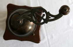 Nostalgische Kaffeemühle aus Holz. Maße: Höhe ca. 22 cm, Breite ca ...