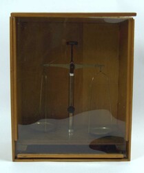 alte Apothekerwaage im Holzkasten, Höhe ca. 42 cm, Breite ca. 34 cm, ...