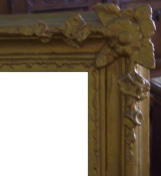 Spiegel im Rahmen, goldfarben. Maße: Höhe ca. 79,5 cm, Länge ca. ...