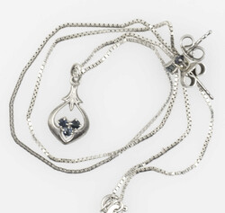 Schmuckset, bestehend aus Kette mit Anhänger und einem Paar ...