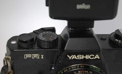 Yashica FR I - 35 mm Kamera. Spiegelreflexkamera mit Blitzgerät von ...