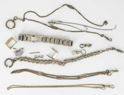 Lot Uhrenketten und Ersatzteile.  Automatically generated translation ...