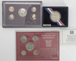 USA 1989 / 1994, Mint Proof Set 1989 und Half Dollar World Cup 1994. ...