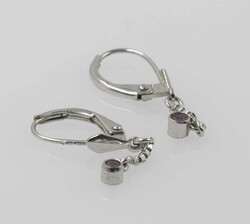 Ein Paar Silber Ohrringe mit Rubin. Silber 835. Länge: ca. 3 cm ...