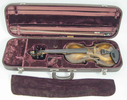 Deutsche Geige um 1900. Spielfertig im Jägerkoffer mit Fratzenkopf. ...