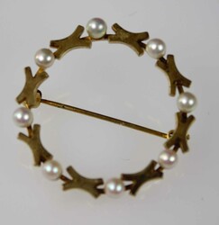 550.40: Jewelry, brooches and pins