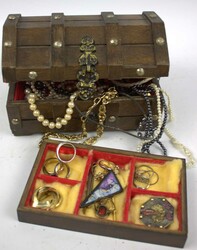 550.70: Jewelry, Lots