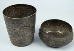 2 handgetriebene Becher, versilbert. Wohl AsienAutomatically ...
