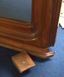 Großer Spiegel im Holzrahmen, Maße: ca. 144,5 cm x ca. 65,5 cm. ...