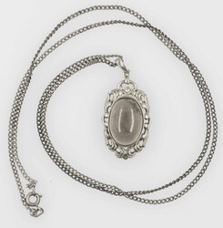 Kette aus 835er Silber, besetzt mit einem Schmuckstein. Länge ca. 60 ...