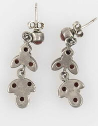 1 Paar Ohrringe aus 925er Silber, besetzt mit Koralle.Automatically ...