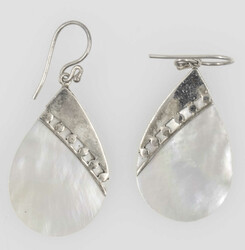 Ein Paar Silber Ohrringe mit Perlmutt, Silber 925, Länge: ca. 45 mm ...