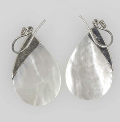 Ein Paar Silber Ohrringe mit Perlmutt, Silber 925, Länge: ca. 45 mm ...