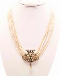 550.30: Schmuck, Ketten / Colliers / Anhänger