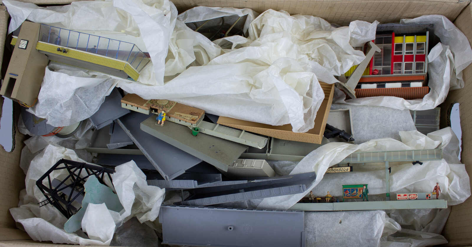 Lot Eisenbahn Zubehör aus Anlage, meist Häuser. Auf ...