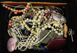550.70: Jewelry, Lots