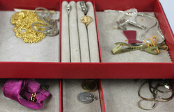 Lot Modeschmuck in SchatulleAutomatically generated translation:Lot ...