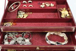 Lot Modeschmuck im Schmuckkoffer. Aus AuflösungAutomatically ...
