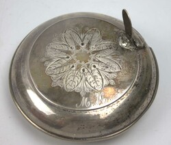Silberdose mit Deckel, am Boden mehrfach gepunzt. Höhe ca. 4 cm, ...