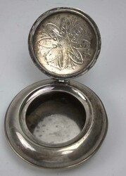 Silberdose mit Deckel, am Boden mehrfach gepunzt. Höhe ca. 4 cm, ...