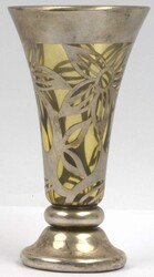 Glasvase mit Silber Overlay im floralen Dekor. Höhe ca. 16,5 ...