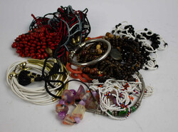 Lot Modeschmuck aus Auflösung, bestehend aus Ketten und ...