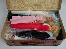 2 Mattel Barbies, 60er Jahre dabei auch ein Koffer voll verschiedener ...