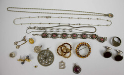 Lot ältere Modeschmuck aus Auflösung Automatically generated ...