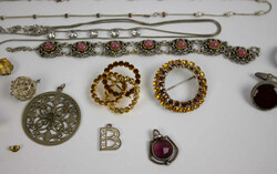 Lot ältere Modeschmuck aus Auflösung Automatically generated ...