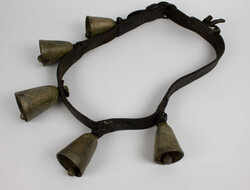 altes Glockengeläut / Schellenband für Kuh oder Pferde an ledernen ...
