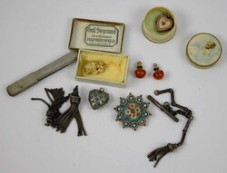 Lot älterer Schmuck aus AuflösungAutomatically generated ...