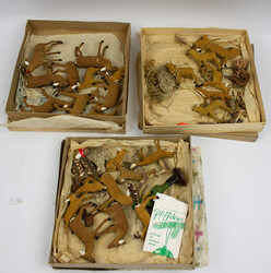 Alte Spielfiguren aus Pappmache zum Thema Wald, dabei Jäger, Rehe ...