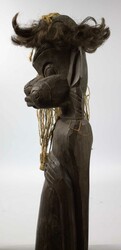Afrika, geschnitze Holzfigur mit verschiedenen Schnitzereien. Höhe ...