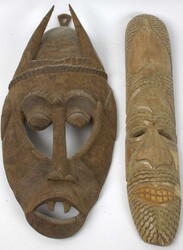 Afrika, 2 Wandmasken aus Holz. 1x Höhe ca. 47 cm, Breite ca. 21 cm, ...