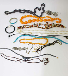 Lot Modeschmuck aus Auflösung.Automatically generated translation ...