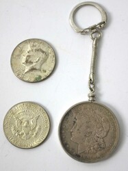 1 Liberty Dollar 1921 Silber in Münzfaßung sowie 2 Half Dollar ...
