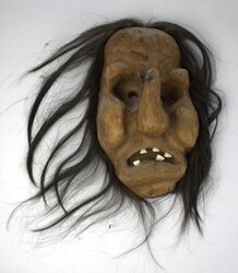 Wandmaske "alte Frau", Höhe ca. 32 cm, Breite ca. 20 cmAutomatically ...