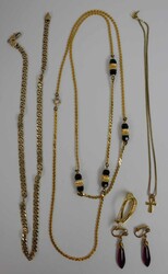 Lot vergoldeter Schmuck aus Auflösung. Automatically generated ...